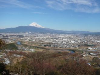 富士山を背景に平野を蛇行する狩野川の写真