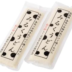 並べられたミルクうどんのパッケージ二つの写真