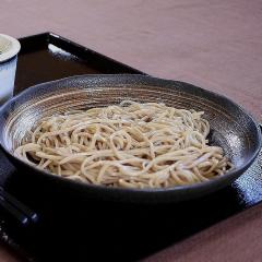 そば粉100%で製麺されたそばの写真