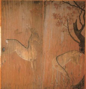 茶色のふすまに2匹の鹿ともみじが描かれた襖絵の写真