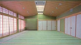 障子とふすまに囲まれ畳が敷いてある和室会議室の写真