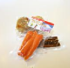 燻製した野菜が包装されて置かれている写真