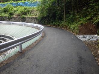 谷側ののり面がきれいに整備された道路の写真