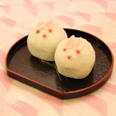 うさぎをかたどった和菓子の写真