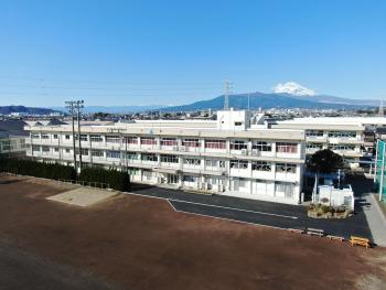富士山を背景に斜め上から見た白い校舎の写真