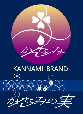 紺色の背景に函南の「函」の文字を四葉のハートと雫、「かんなみ」の字で風と波を表現しているロゴと、白字でKANNAMI BRAND、七宝模様があしらわれて下側に「かんなみの実」と文字が入ったロゴマーク