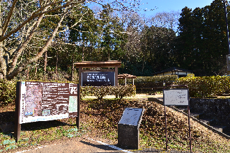 公園の中に設置された案内板と説明の写真