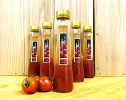 トマトと柿で作られたビネガーの入った瓶が並んでいる写真