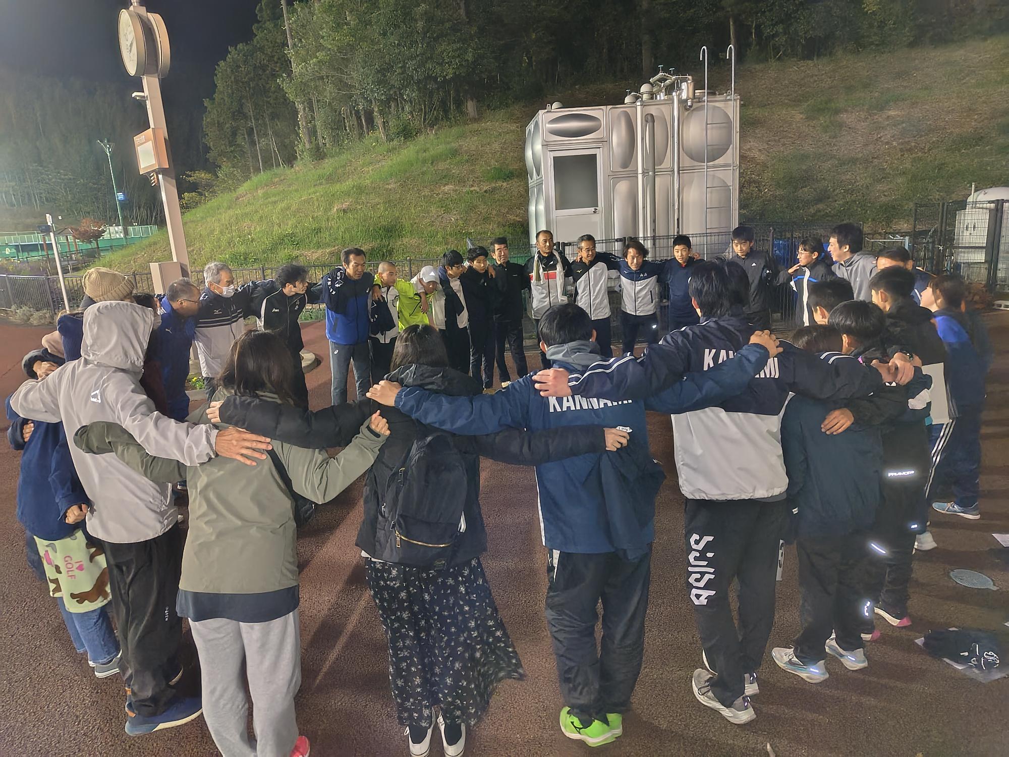 選手、保護者、スタッフ全員で円陣