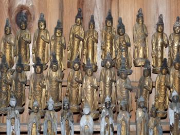 木の段に金色や白っぽい像が並んでいる様子の千体仏の写真