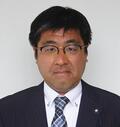 正面を向いて黒いスーツを着た日吉 智さんのプロフィールの写真