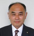 正面を向いて黒いスーツを着た鈴木 晴範さんのプロフィールの写真