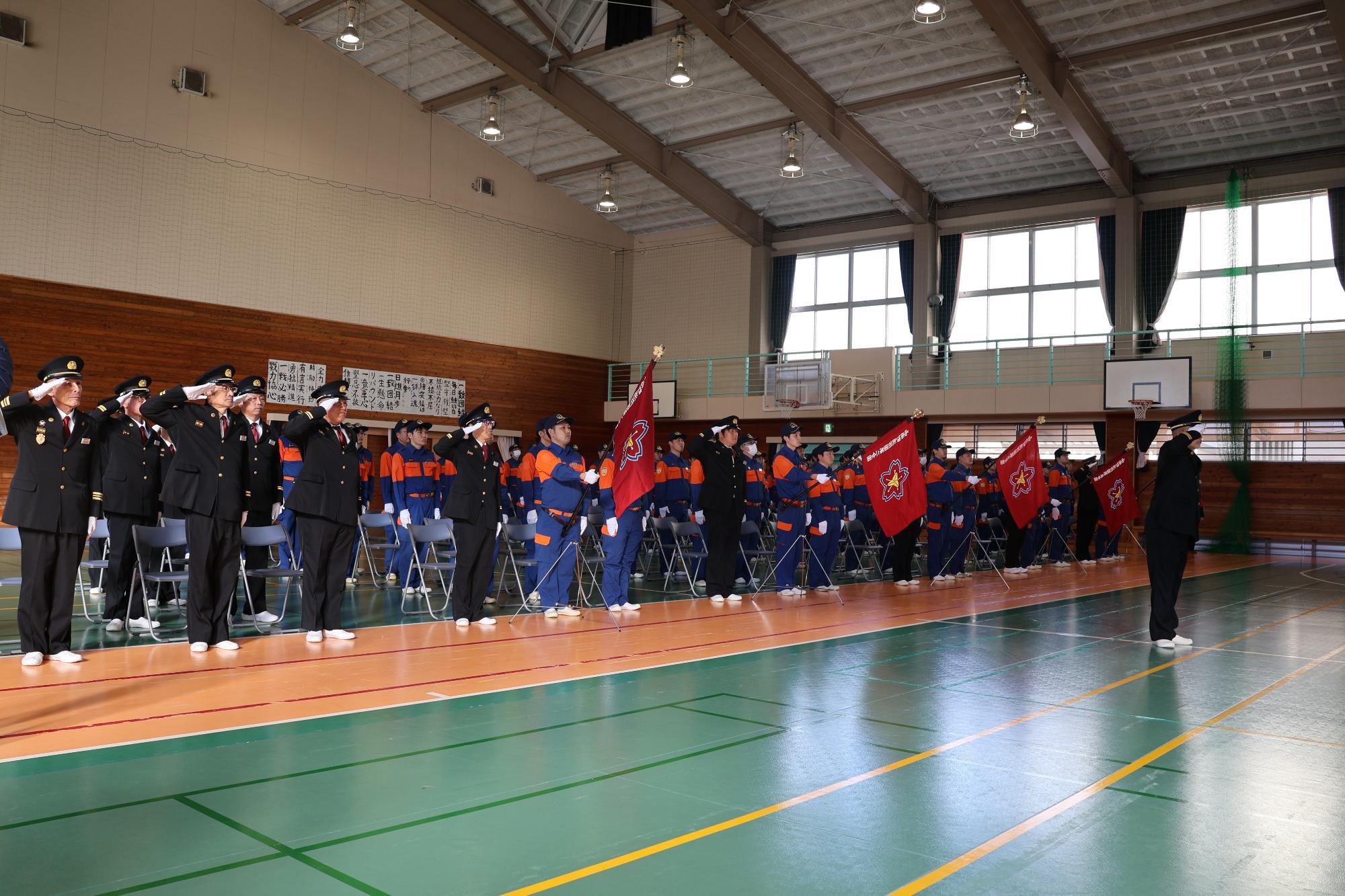 町長へ敬礼する消防団をとらえた出初式の写真